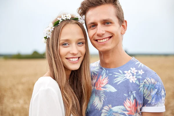 Feliz sonriente joven hippie pareja al aire libre —  Fotos de Stock