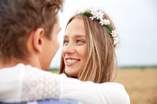 Gelukkig lachend jonge hippie paar buitenshuis — Stockfoto