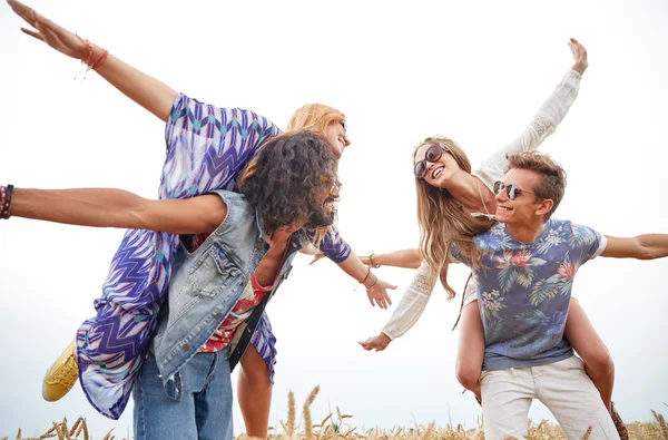 Amigos hippie feliz divertirse en el campo de cereales — Foto de Stock