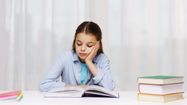 Aburrida chica de la escuela leyendo libro o libro de texto en casa — Vídeos de Stock