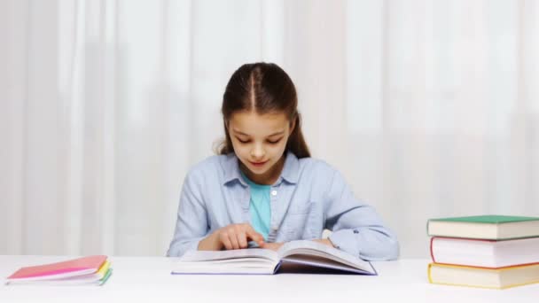 Menina da escola feliz ler livro ou livro didático em casa — Vídeo de Stock