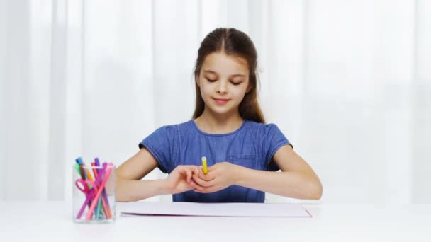 Happy girl drawing with felt-tip pens at home — Stock Video