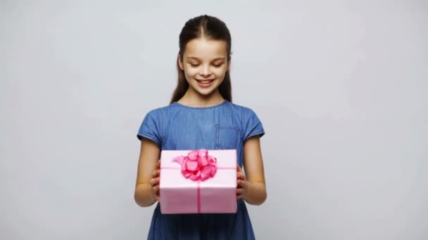 Glada leende flicka håller presentförpackning — Stockvideo