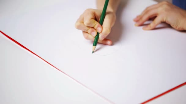 Mädchenhände mit Farbstift zeichnen Katze auf Papier — Stockvideo