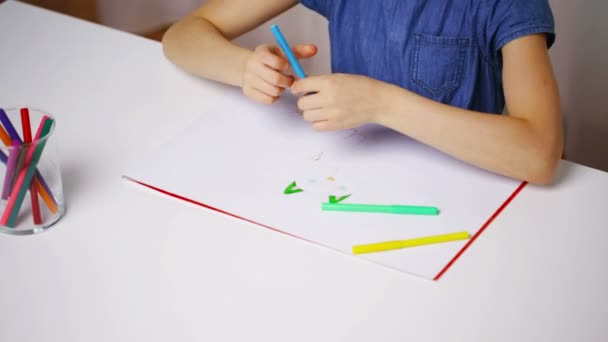 Mädchenhände mit Farbstift zeichnen Katze auf Papier — Stockvideo