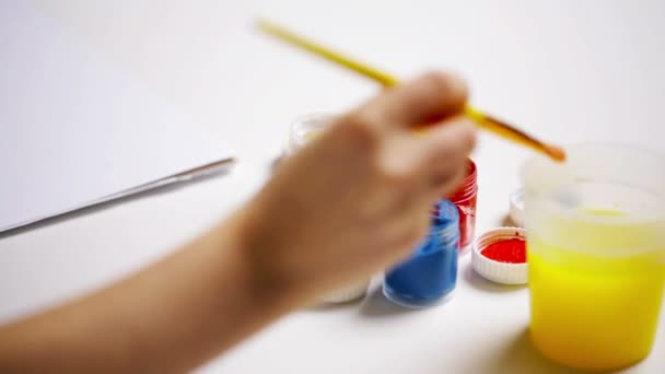 Chica manos pintura con gouache color en casa — Vídeo de stock