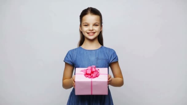 Feliz sonrisa chica sosteniendo caja de regalo — Vídeo de stock