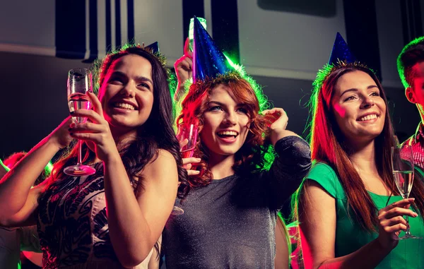 Amis souriants avec des verres de champagne en club — Photo