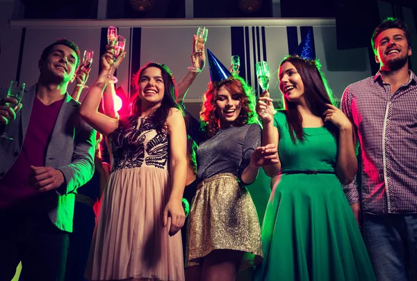 Ler vänner med glas champagne i club — Stockfoto