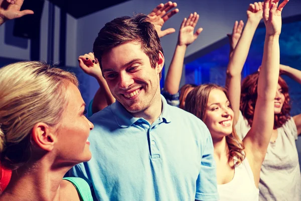 Lachende vrienden bij een concert in club — Stockfoto