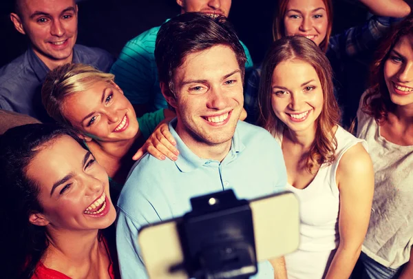 Vänner med smartphone med selfie i klubben — Stockfoto