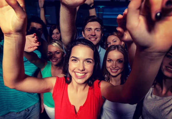 Mulheres sorridentes dançando no clube — Fotografia de Stock