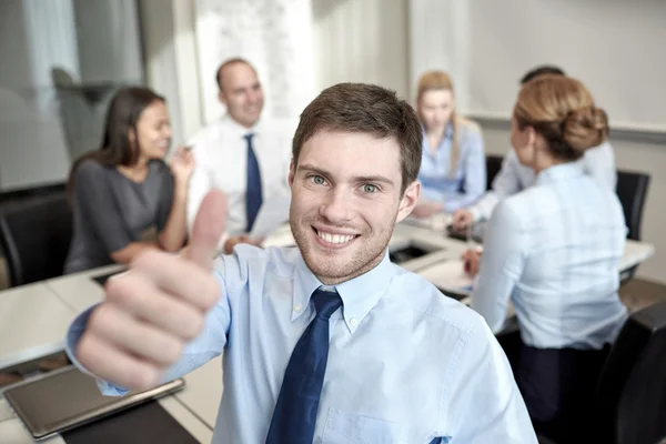 Groep van Glimlachende zakenmensen bijeenkomst in office — Stockfoto