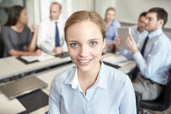 Grupo de empresários sorridentes reunidos no escritório — Fotografia de Stock