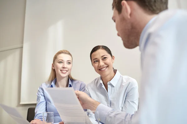 Gruppo di imprenditori sorridenti che si incontrano in ufficio — Foto Stock