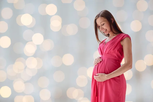 Mulher grávida feliz com barriga grande — Fotografia de Stock