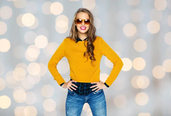 Feliz joven mujer o adolescente chica en ropa casual — Foto de Stock