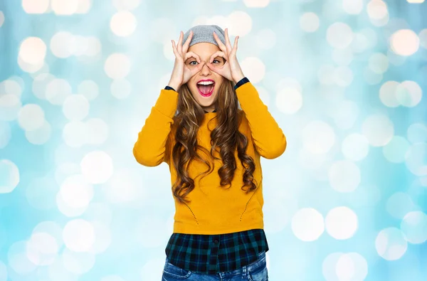 Jovem feliz ou menina adolescente se divertindo — Fotografia de Stock