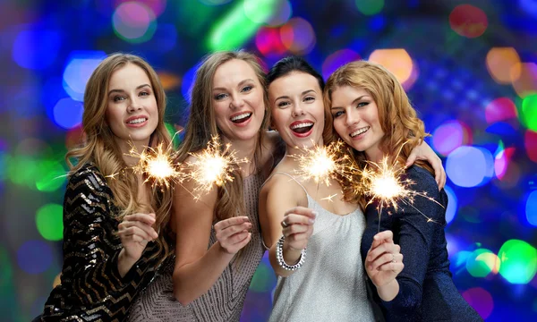 Ευτυχισμένος νεαρές γυναίκες με βεγγαλικά πάνω από τα φώτα — Φωτογραφία Αρχείου
