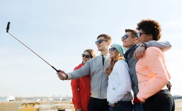 Amigos tomando selfie com smartphone na vara — Fotografia de Stock