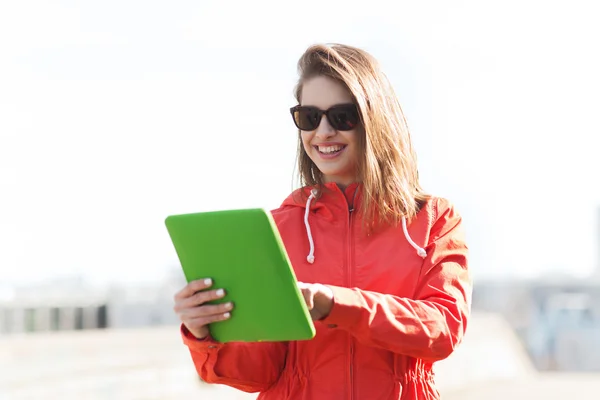 Szczęśliwa młoda kobieta lub nastolatka z komputera typu tablet — Zdjęcie stockowe
