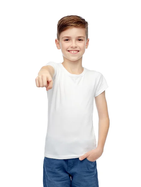 Lycklig pojke i vit t-shirt pekande finger till dig — Stockfoto