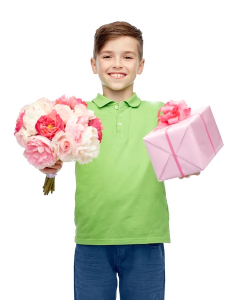 Menino feliz segurando cacho de flores e caixa de presente — Fotografia de Stock