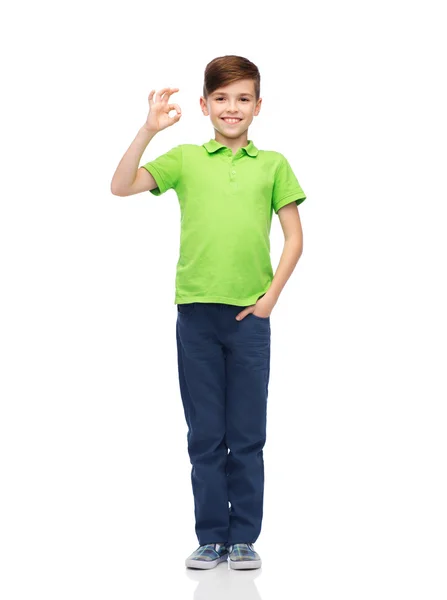 Lycklig pojke i vit t-shirt visar ok hand tecken — Stockfoto
