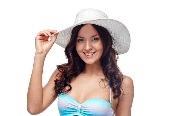 Felice giovane donna in bikini costume da bagno e cappello da sole — Foto Stock