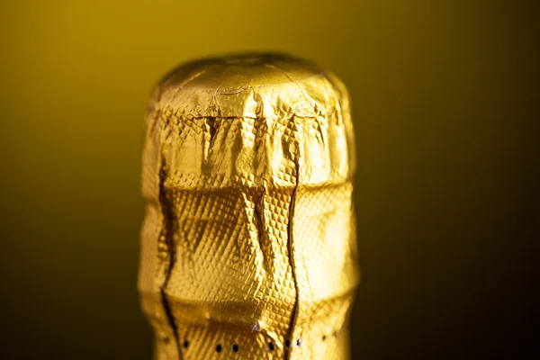 Close up de cortiça garrafa de champanhe envolto em papel alumínio — Fotografia de Stock