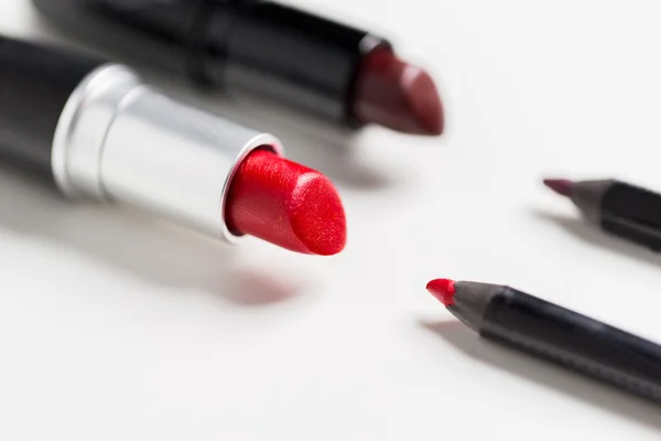 Gros plan de deux rouges à lèvres ouverts et crayons à lèvres — Photo
