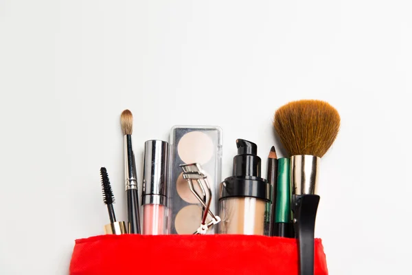 Közelkép a smink cuccok kozmetikai táska — Stock Fotó