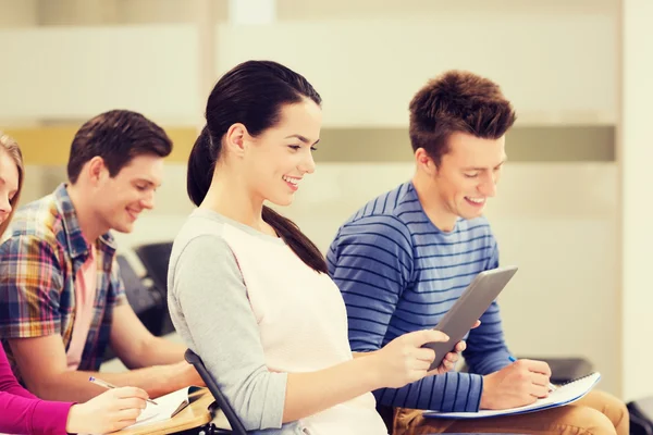 Groupe d'étudiants souriants avec tablette pc — Photo