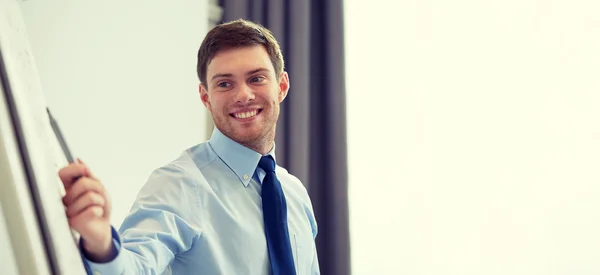 Uomo d'affari sorridente su presentazione in ufficio — Foto Stock