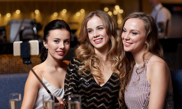 Donne con smartphone scattare selfie al night club — Foto Stock