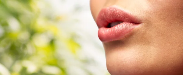 Genç kadının dudakları yakın çekim — Stok fotoğraf