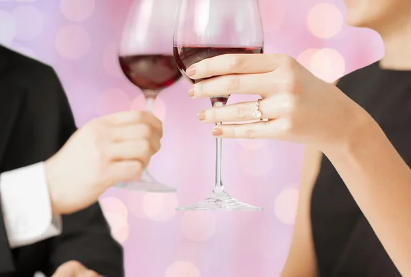Glückliches Verlobtes Paar klimpert mit Weingläsern — Stockfoto