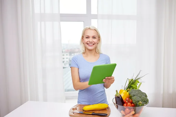 Sonriente mujer joven con la tableta de cocina PC en casa —  Fotos de Stock