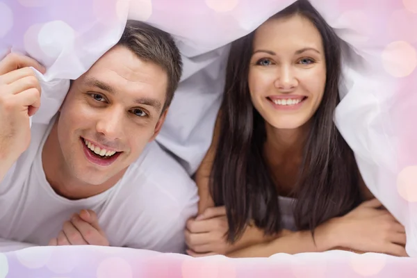 Casal feliz dormindo na cama — Fotografia de Stock