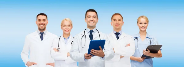 Groep van artsen met tablet pc en Klembord — Stockfoto