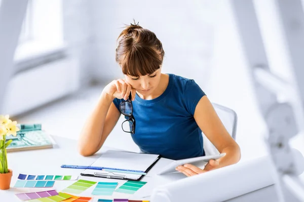 Mulher trabalhando com amostras de cores para seleção — Fotografia de Stock