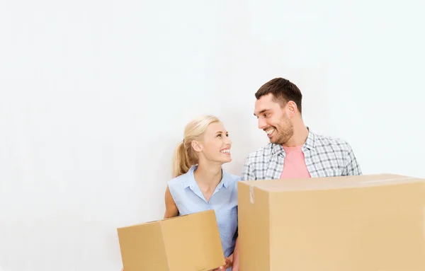 Pareja con cajas de entrega mudándose a un nuevo hogar — Foto de Stock