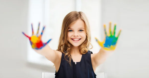 Fille montrant les mains peintes — Photo
