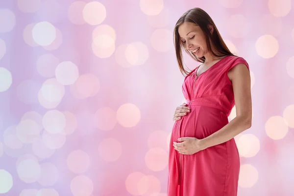 Felice donna incinta con grande pancia — Foto Stock