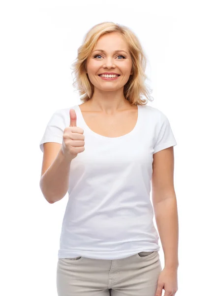 Mulher sorridente em t-shirt branca mostrando polegares para cima — Fotografia de Stock