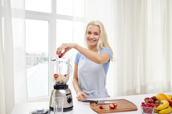 Mujer sonriente con licuadora preparando batido en casa —  Fotos de Stock