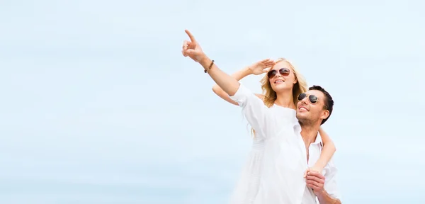 Paar in Schattierungen am Meer — Stockfoto