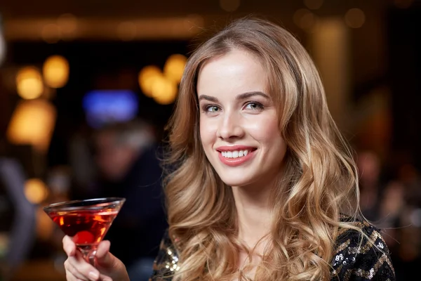 Glamorösa kvinna med cocktail på nattklubb eller bar — Stockfoto