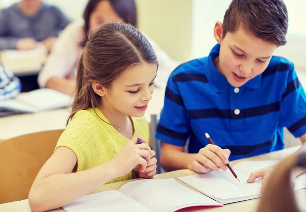 Groep van school-kids schrijven test in klas — Stockfoto