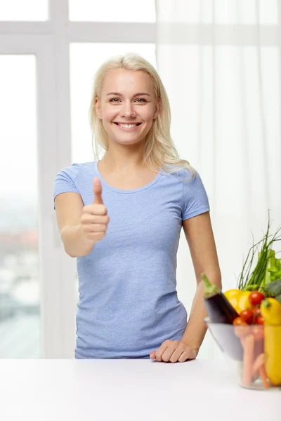 Щаслива жінка з овочами показує великі пальці вгору — стокове фото